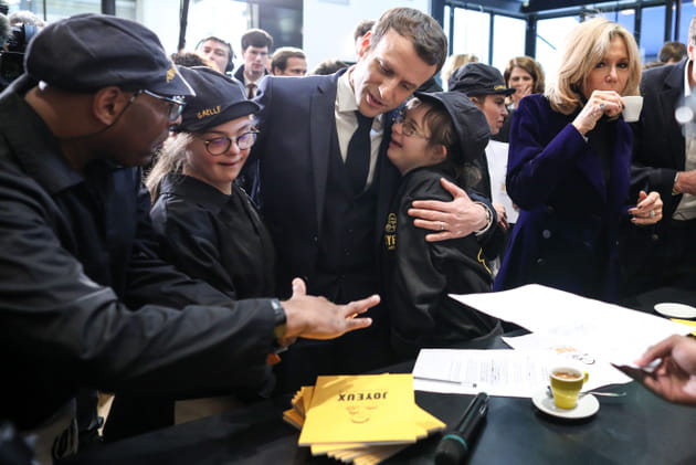 Accolade avec les employ&eacute;s pour le Pr&eacute;sident