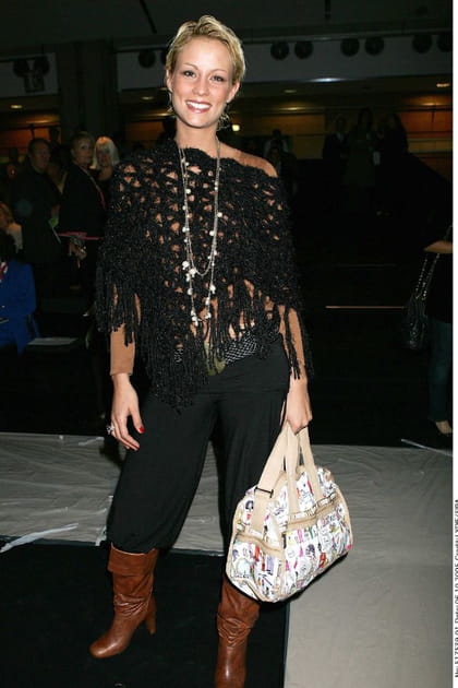 Élodie Gossuin en top crochet et bottes marron