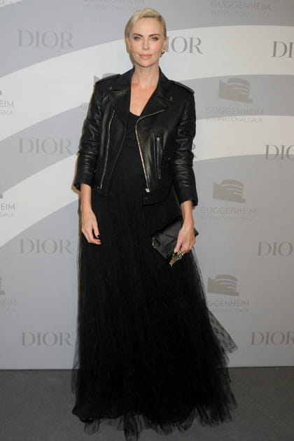 Charlize Theron en veste en cuir et robe longue noire en tulle