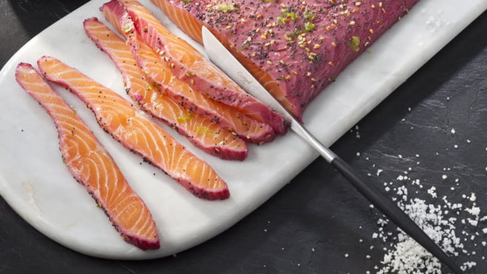 Gravlax de saumon mariné au jus de betterave