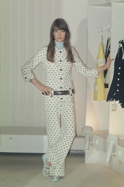 Françoise Hardy en combipantalon noir et blanc Courrèges
