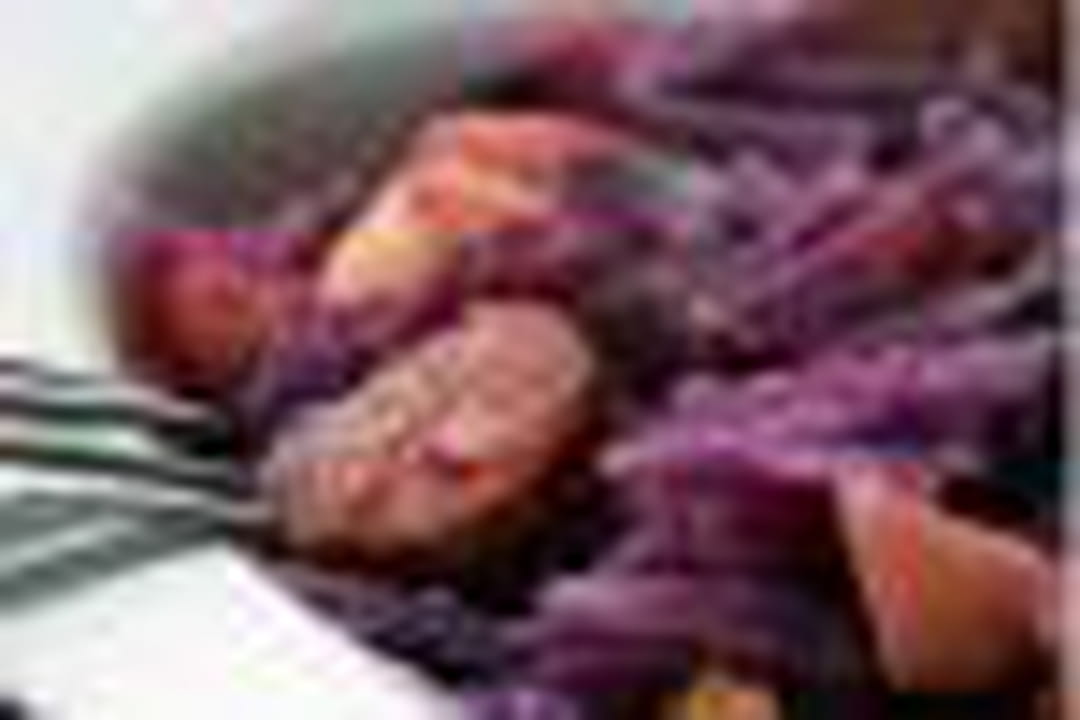 Chou rouge aux pommes et saucisses fumées