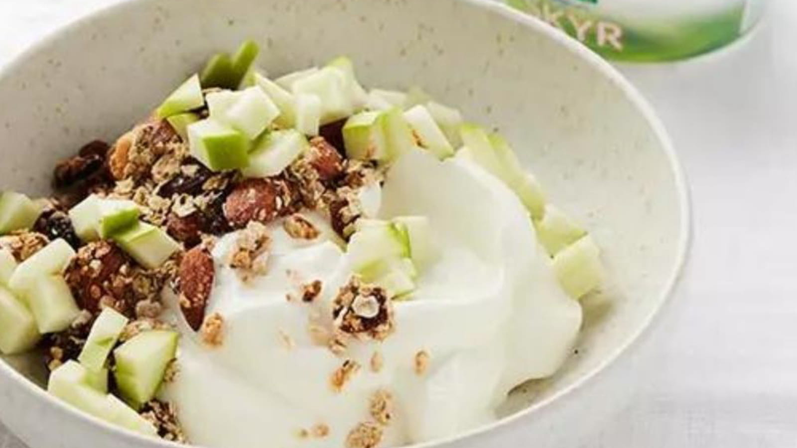 Skyr avec granola fait maison et pommes