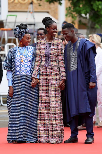 Ramata Toulaye-Sy en veste et pantalon multicolores Chanel