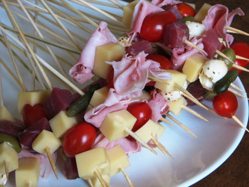 Brochettes apéritives au jambon, tomate et fromage