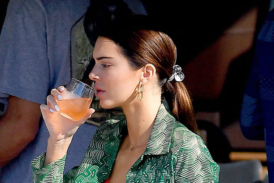 Les couettes basses et les chouchous r&eacute;tros de Kendall Jenner