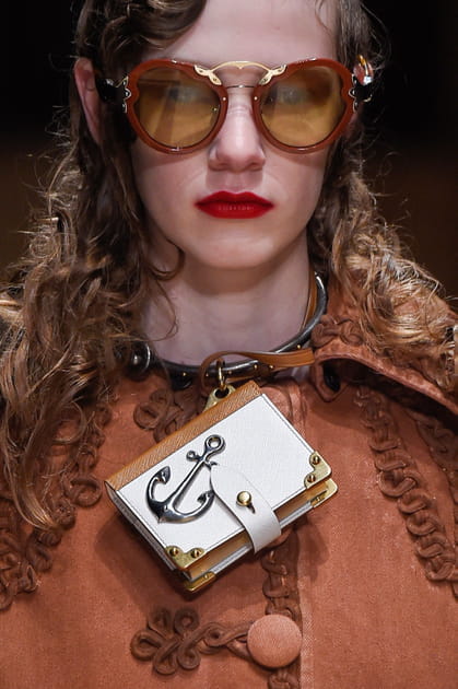 Le collier ras le cou livre du d&eacute;fil&eacute; Prada