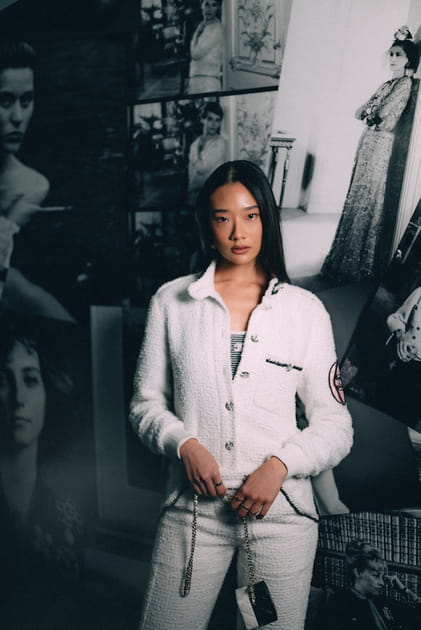 Chutimon Chuengcharoensukying en ensemble blanc en tweed au d&eacute;fil&eacute; Chanel printemps-&eacute;t&eacute; 2023