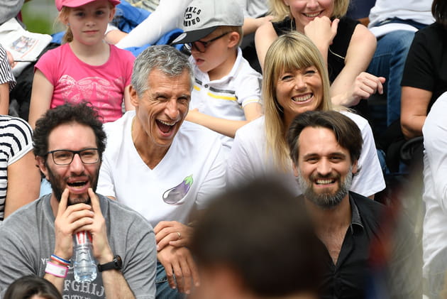 Nagui et son &eacute;pouse M&eacute;lanie Page, en plein fou-rire dans les tribunes de Roland Garros