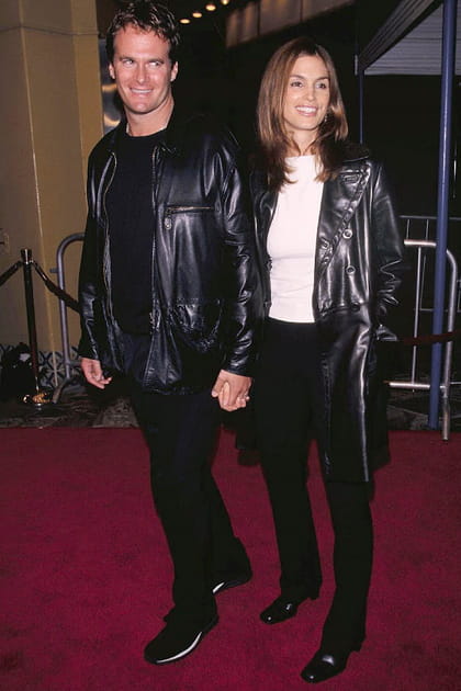 Cindy Crawford en veste en cuir et bottes &agrave; petits talons et bouts carr&eacute;s
