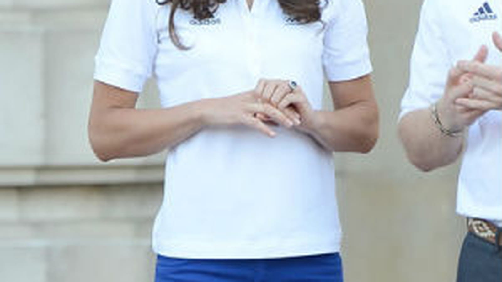Le pantalon bleu électrique de Kate Middleton