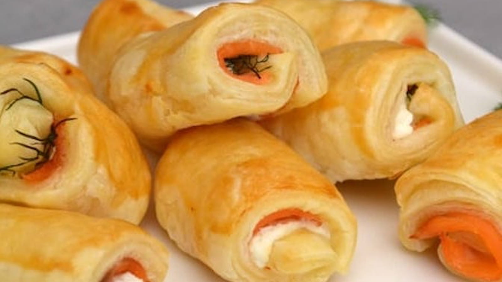 Feuilletés apéritifs au saumon fumé, fromage de chèvre et aneth