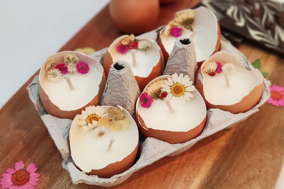 Déco de Pâques avec coquille d'œuf : une bougie fleurie DIY