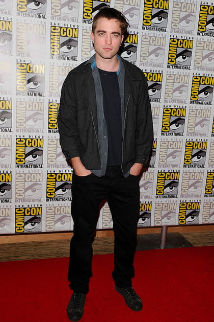 Robert Pattinson en jean noir et veste anthracite