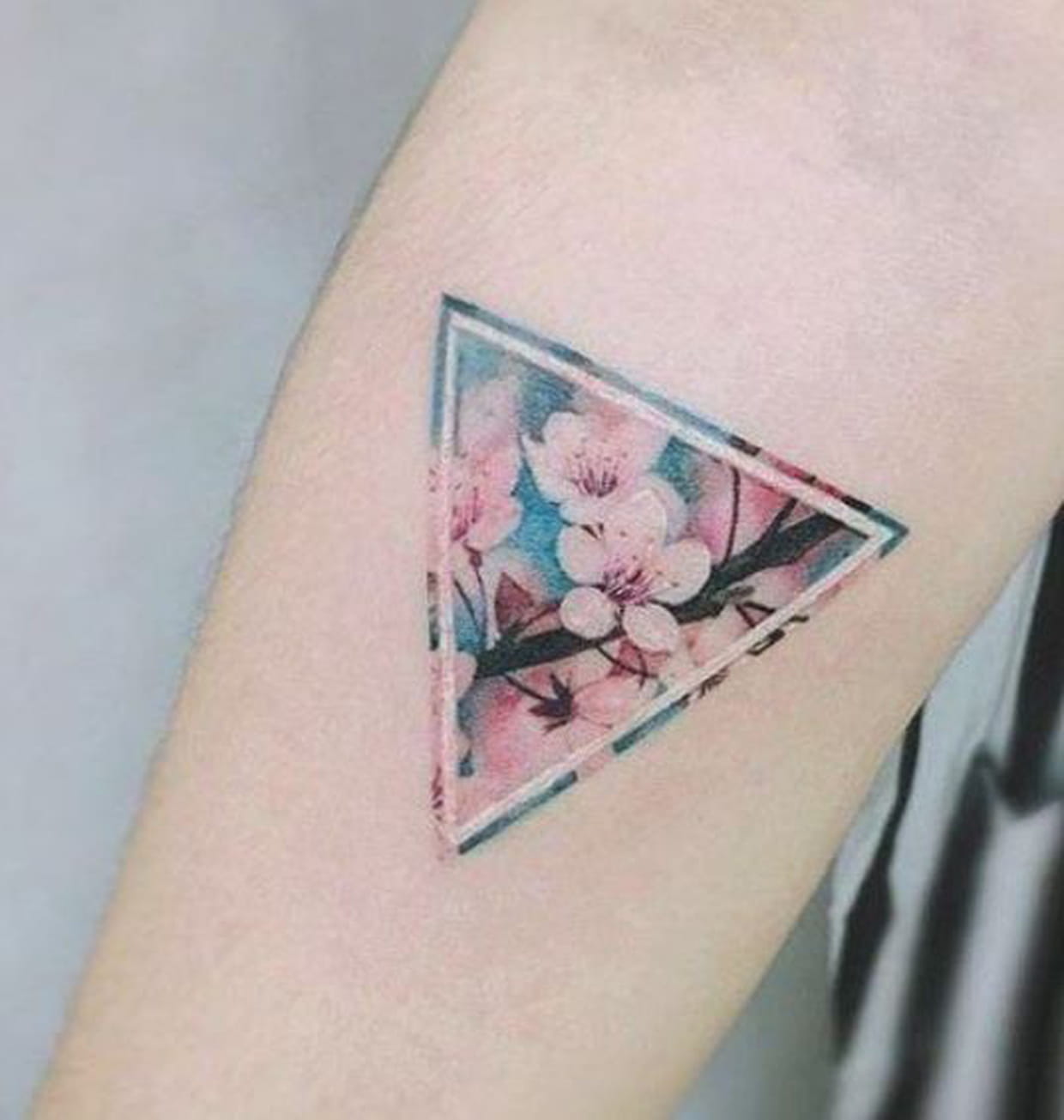 Tatouage Fleur De Cerisier Bras Fleurs de cerisier dans un triangle sur l'avant-bras