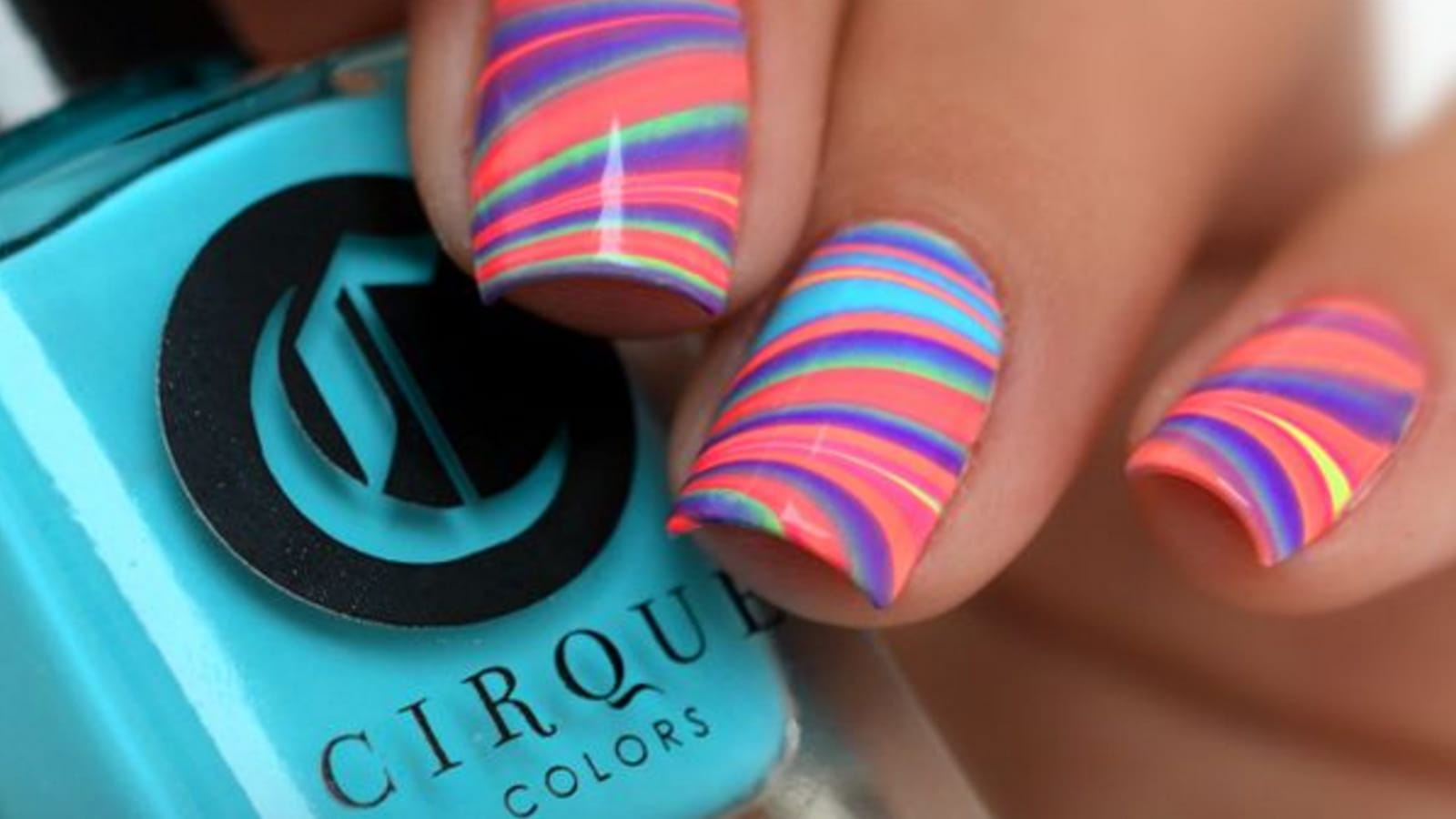 La manucure multicolore