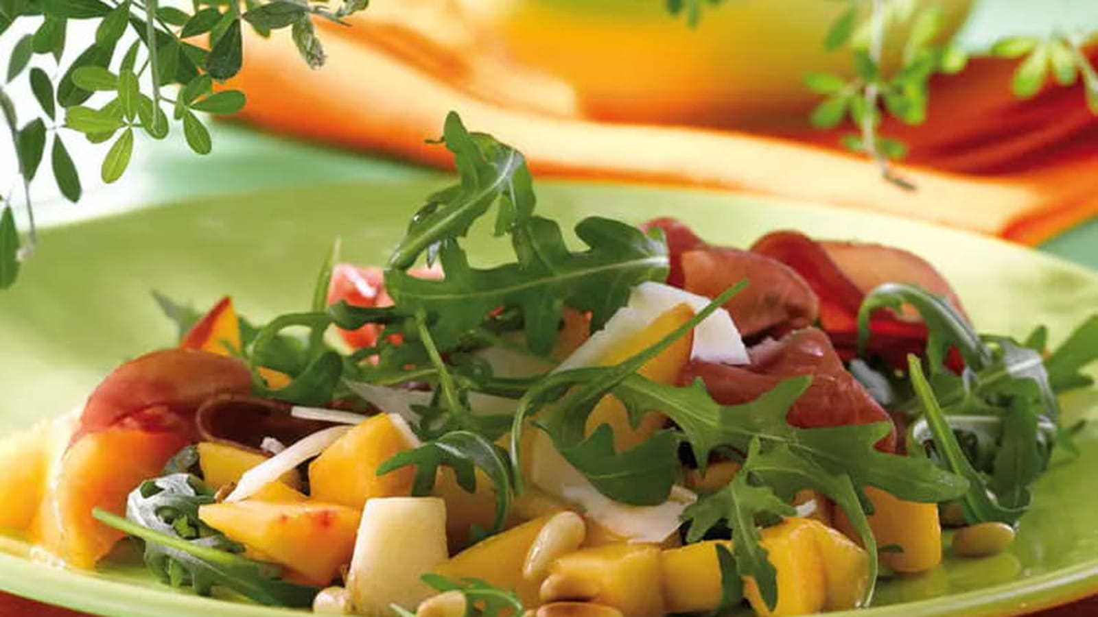 Salade aux pêches et au provolone