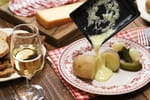 Mieux que le vin, un fromager conseille plutôt cette boisson pour accompagner la raclette