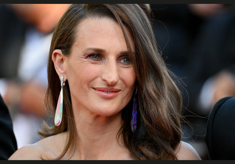 Camille Cottin, glamour avec son side hair