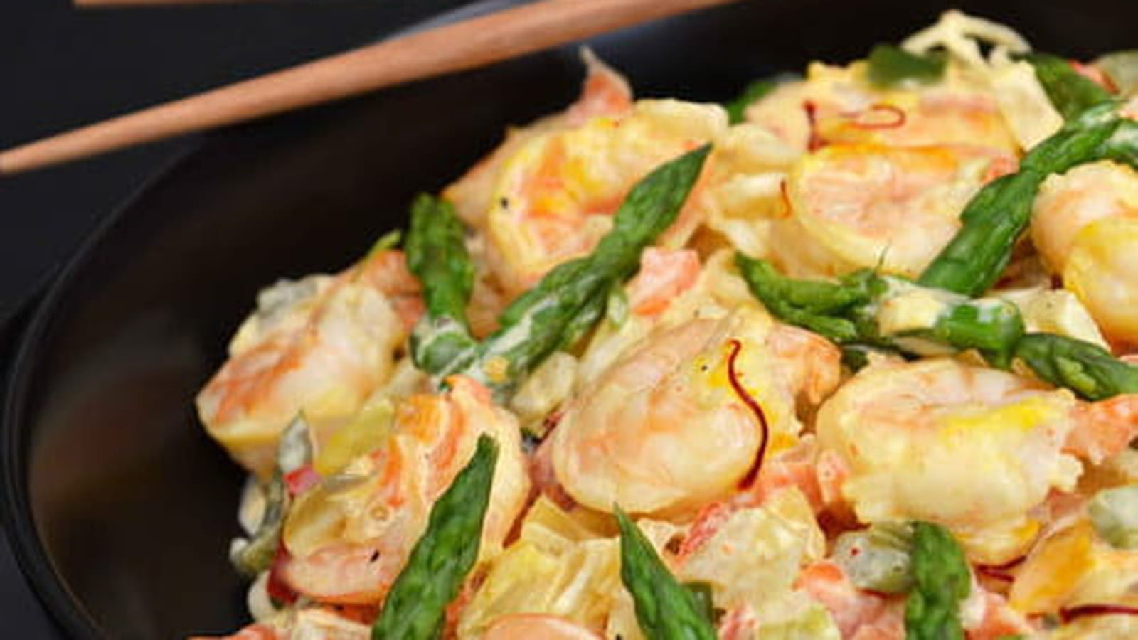 Nouilles chinoises aux crevettes, petits légumes et asperges vertes