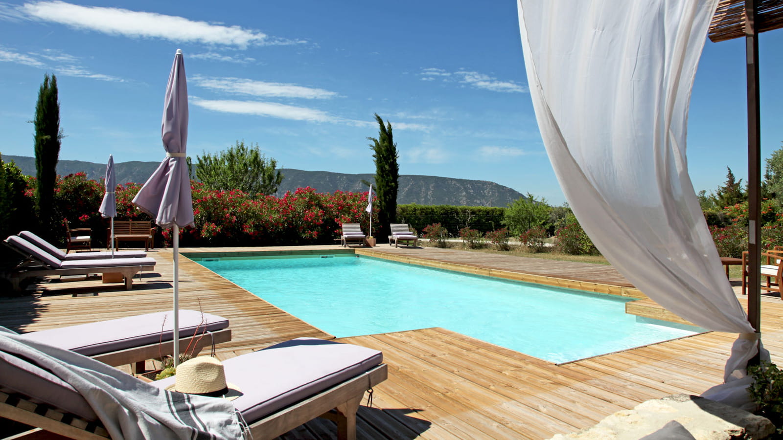 Piscine et terrasse