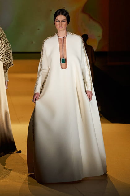 Longue robe blanche au d&eacute;collet&eacute; graphique aper&ccedil;ue sur le d&eacute;fil&eacute; St&eacute;phane Rolland