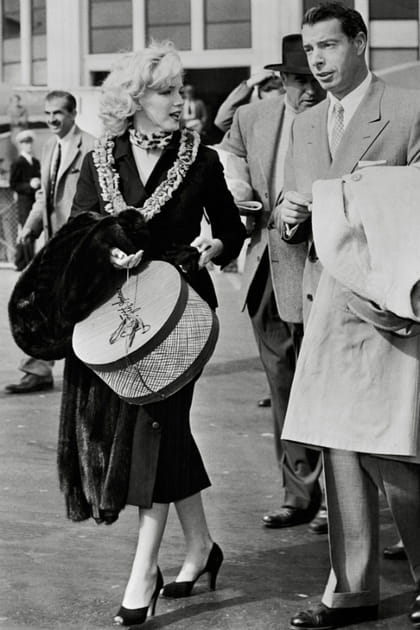 Marilyn Monroe en robe midi noire et escarpins ouverts