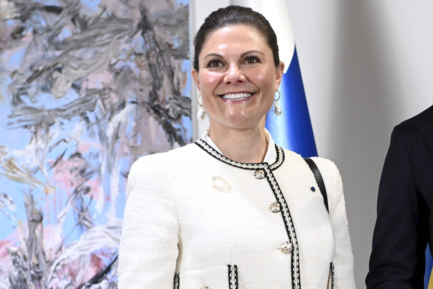 in Japan, Victoria from Sweden still appears with this French bag