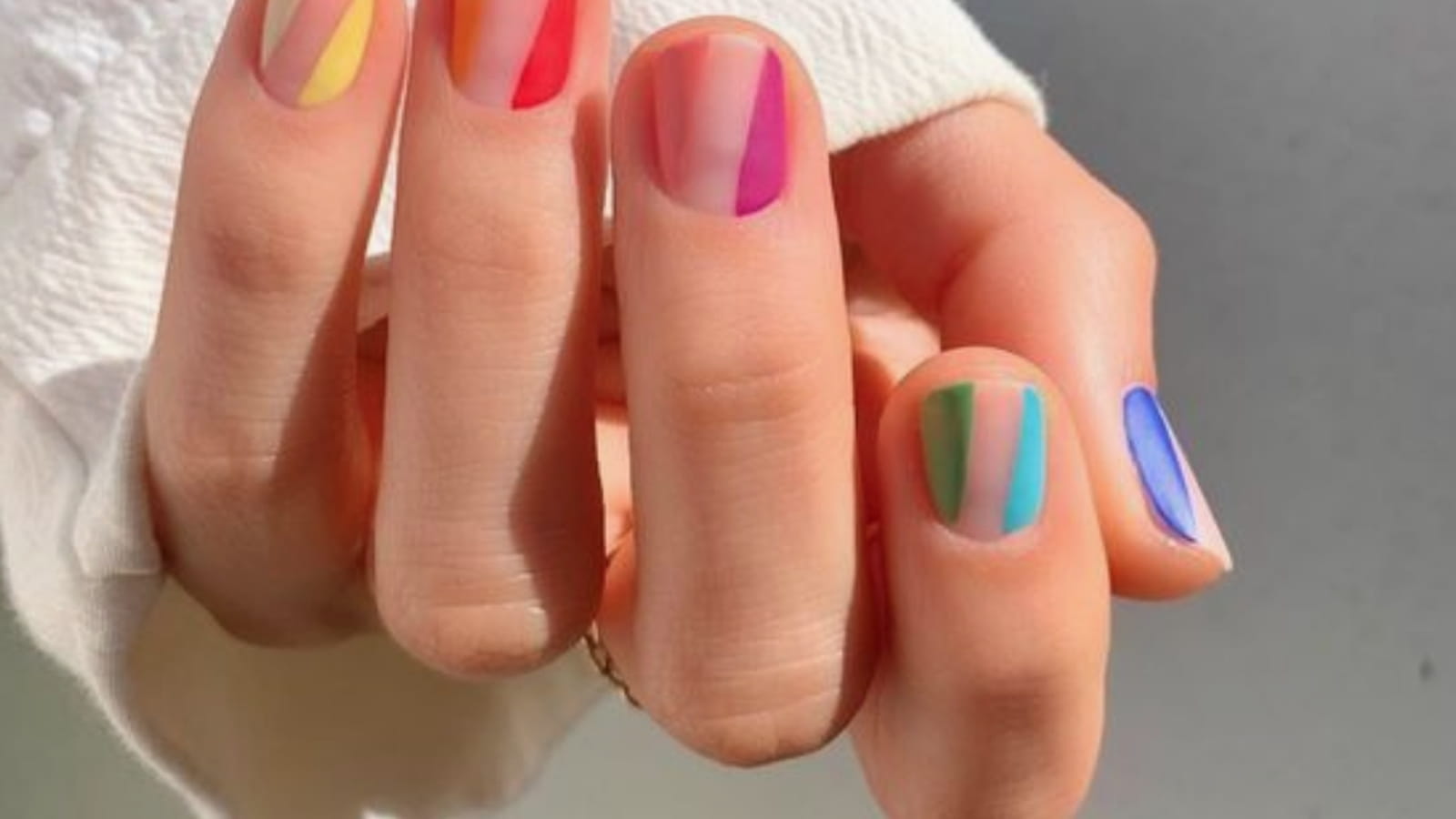 Une manucure multicolore fluo