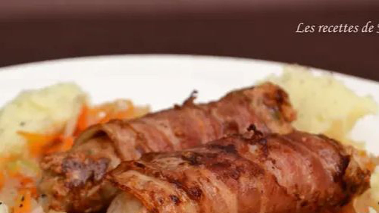 Saucisses au lard fumé, carottes et chou blanc façon potée