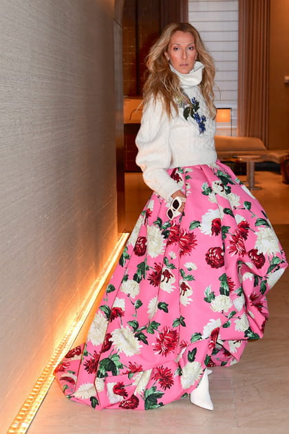 Céline Dion en pull col roulé et jupe fleurie