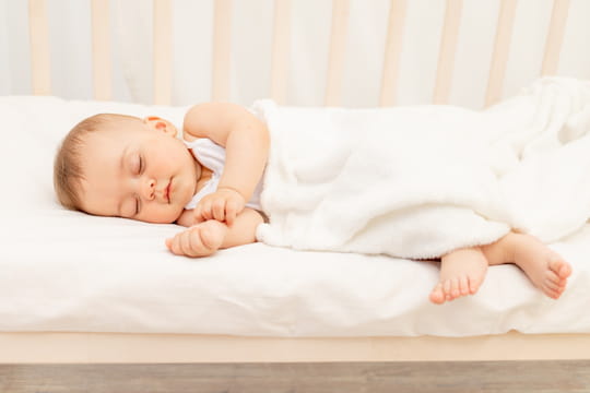 Voici l'astuce toute simple pour poser b&eacute;b&eacute; dans son lit sans le r&eacute;veiller
