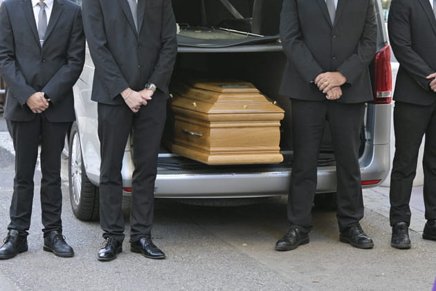 Le cercueil de Philippe Bouvard sorti devant l'église