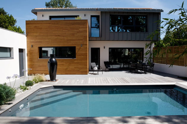Piscine familiale de forme angulaire : trophée d'or