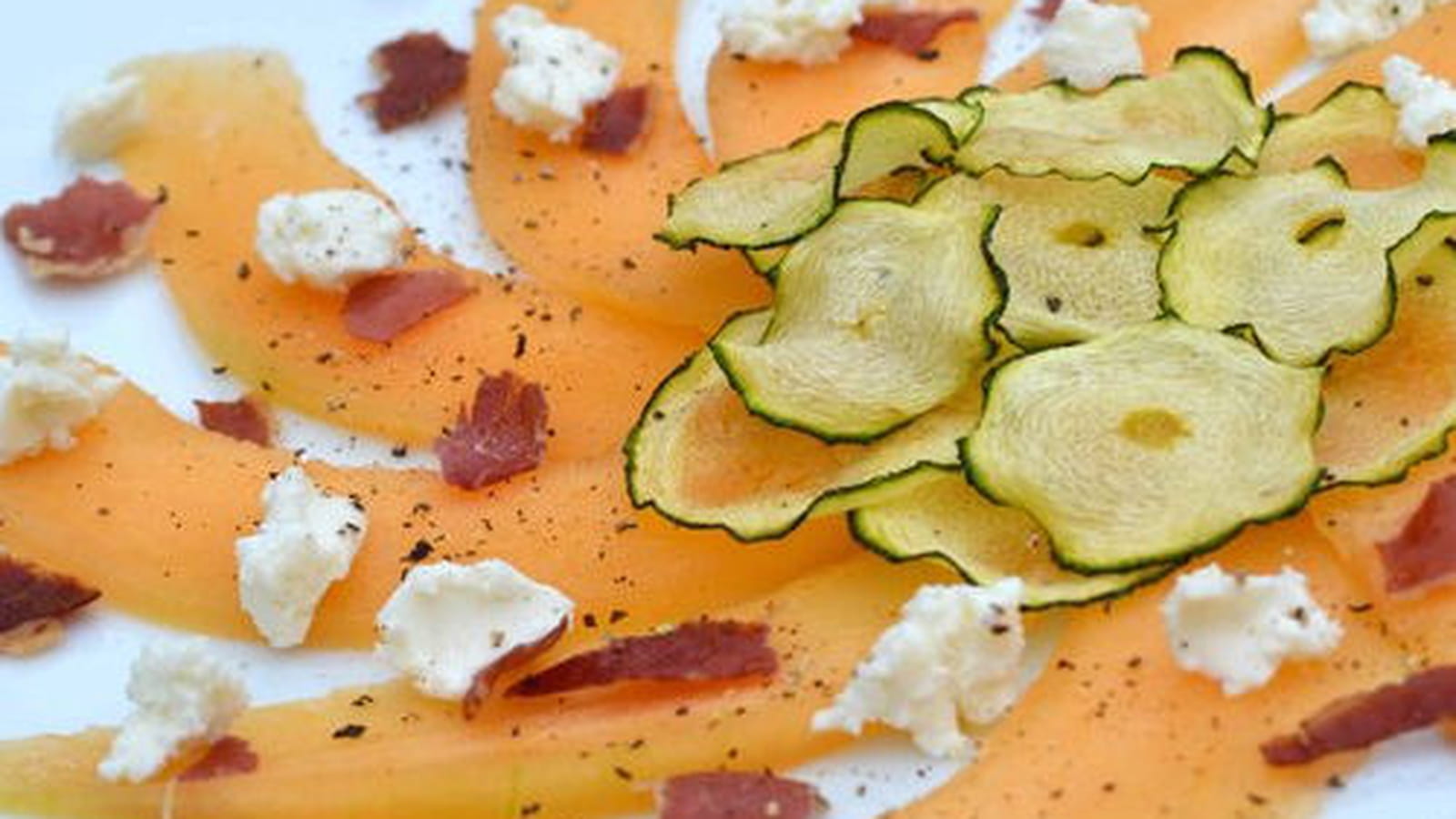 Carpaccio de melon, chèvre et chips de courgettes