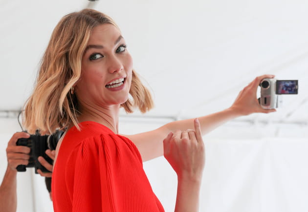Karlie Kloss passe derri&egrave;re la cam&eacute;ra