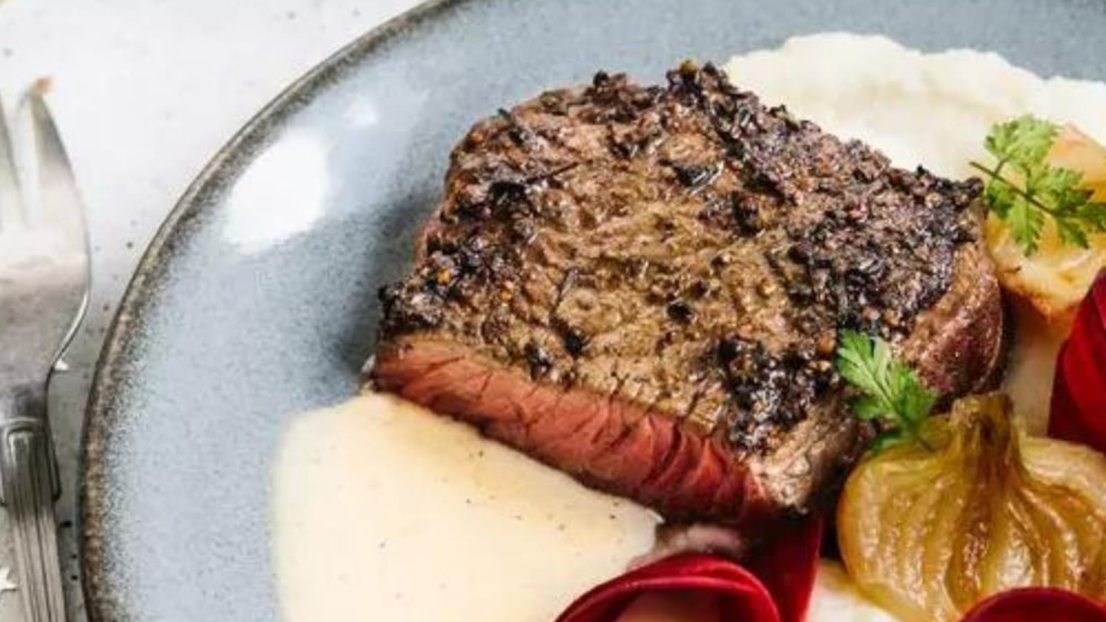 Tournedos au poivre, crème et foie gras