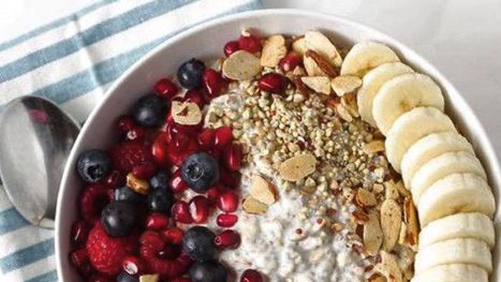 Porridge, banane et fruits rouges