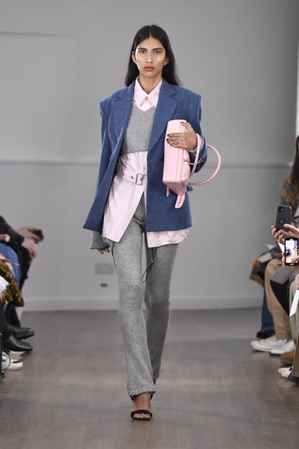 Pantalon gris, pull crop et chemise rose aper&ccedil;us sur le d&eacute;fil&eacute; Eudon Choi