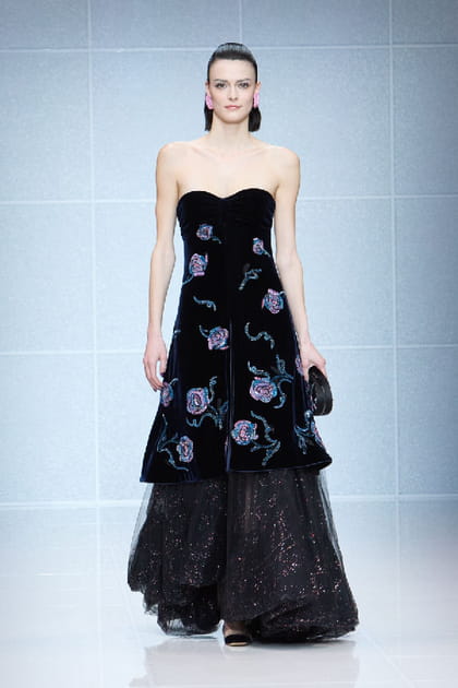 Robe bi-mati&egrave;re noire &agrave; fleurs bleues aper&ccedil;ue sur le d&eacute;fil&eacute; Giorgio Armani