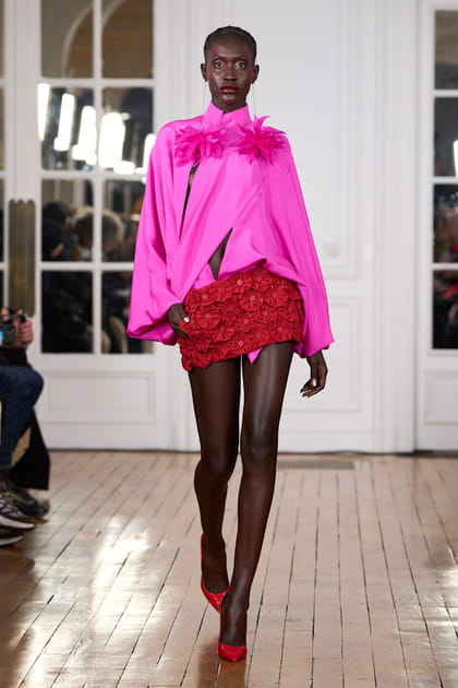 Chemise fuchsia et minijupe rouge &agrave; fleurs aper&ccedil;ues sur le d&eacute;fil&eacute; Imane Ayissi