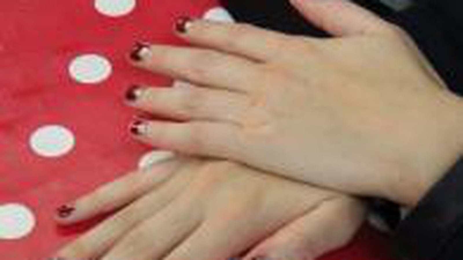 Nail art avec lunule pailletée