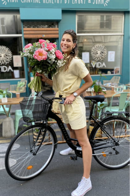 Laury Thilleman en short et chemise Parisienne et Alors