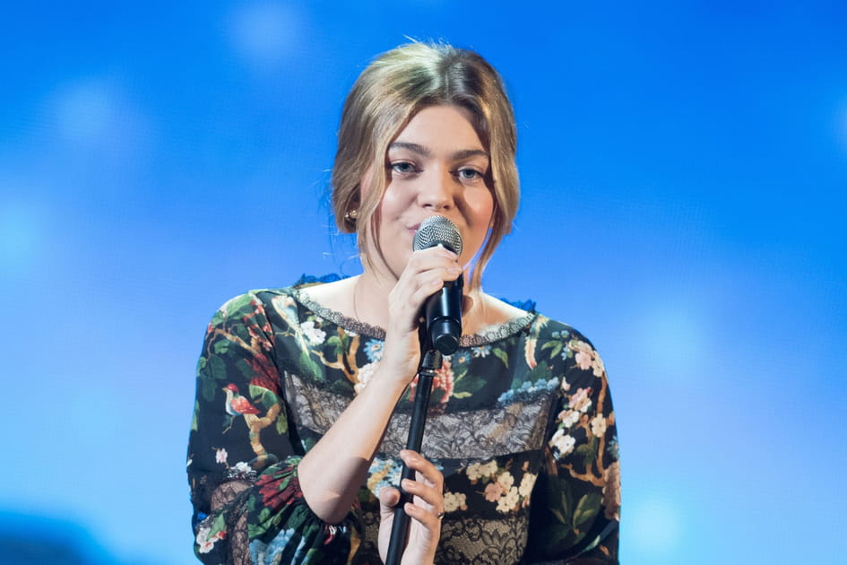 Les cheveux attach&eacute;s de Louane