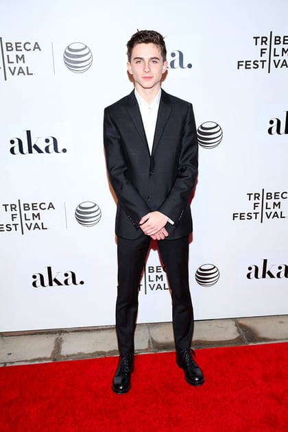 Timothée Chalamet en costume noir et chemise blanche