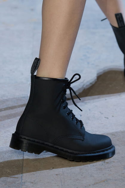 Bottines lac&eacute;es noires mates du d&eacute;fil&eacute; Viktor & Rolf