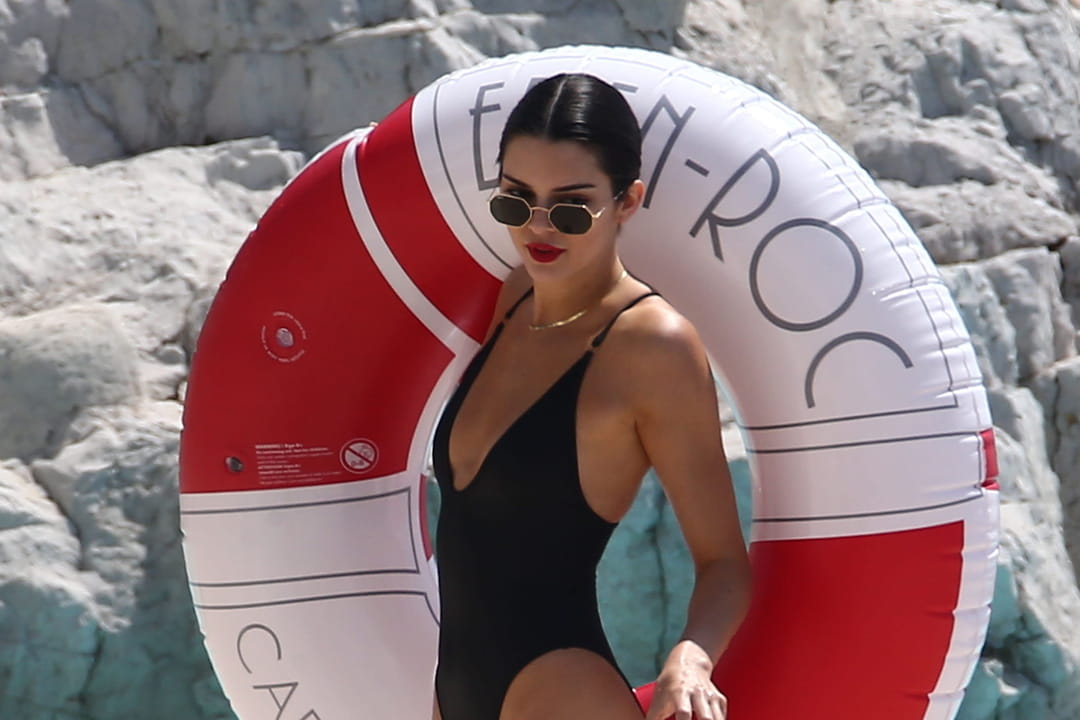 Kendall Jenner en maillot de bain une pièce échancré