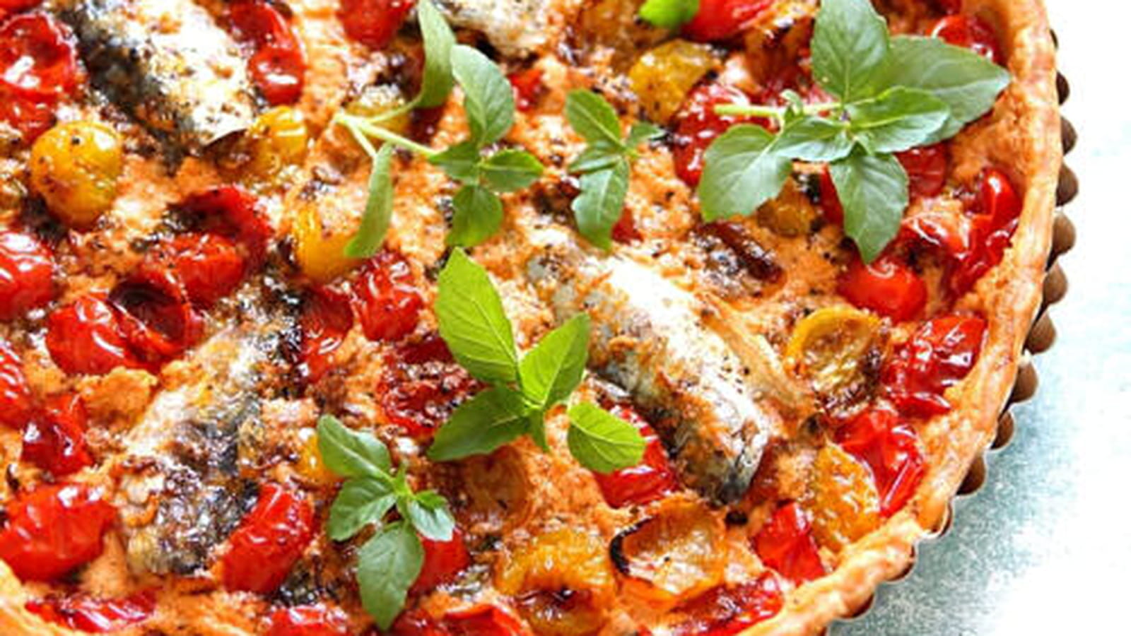 Tarte au fromage frais, tomates cerises et sardines