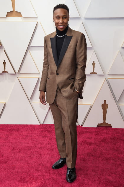 Lena Waithe en costume marron