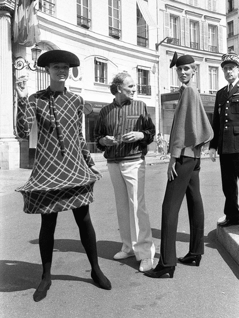 Pierre Cardin lors d'un de ses défilés Place Beauvau à Paris  dans les années 80